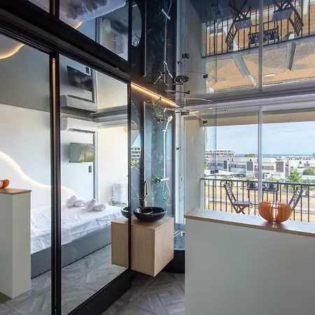 Deluge Seaview Shower & Cross, Naturist