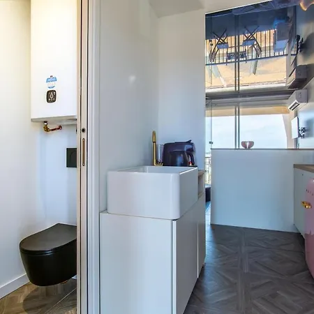 Апартаменты Deluge Seaview Shower & Cross, Naturist *