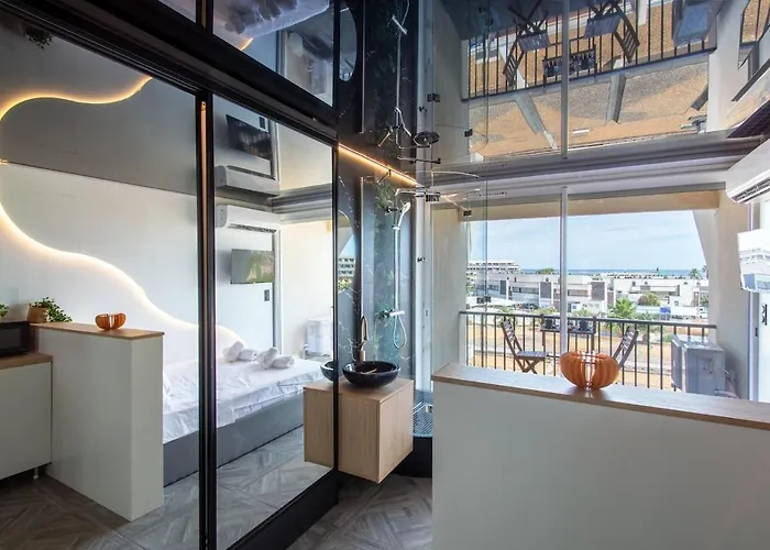 Deluge Seaview Shower & Cross, Naturist