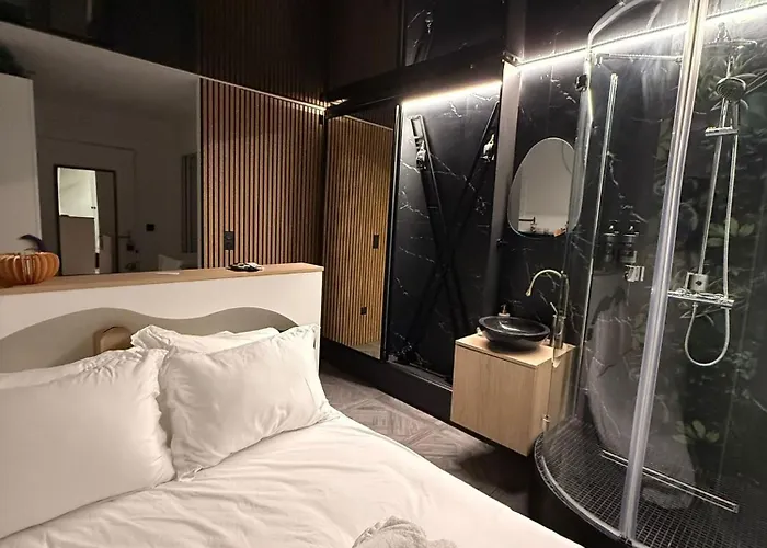 Deluge Seaview Shower & Cross, Naturist * Agde